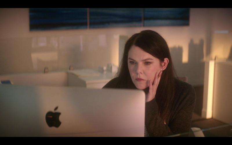 Apple iMac Computer of Lauren Graham as Alex Morrow in The Mighty Ducks Game Changers S01E03 (3)