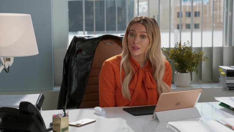 Apple iPad Tablet of Hilary Duff as Kelsey Peters in Younger S07E04 Risky Business (2021)