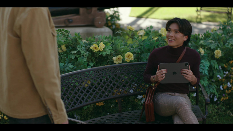 Apple iPad Tablet of Jesse Leigh as Bobbie Yang in Rutherford Falls S01E06 Negotiations (2021)
