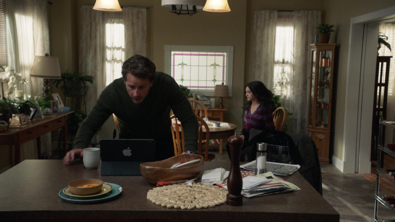 Apple iPad Tablet of Josh Dallas as Ben Stone in Manifest S03E04 (2)