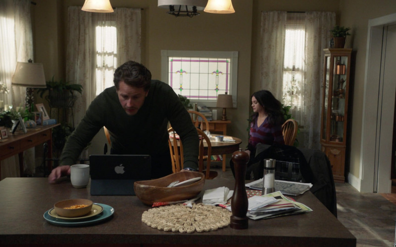 Apple iPad Tablet of Josh Dallas as Ben Stone in Manifest S03E04 (2)