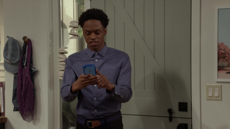 Apple iPhone Smartphone of Austin Crute as Lane in Call Your Mother S01E09 One Bad Mother (2021)