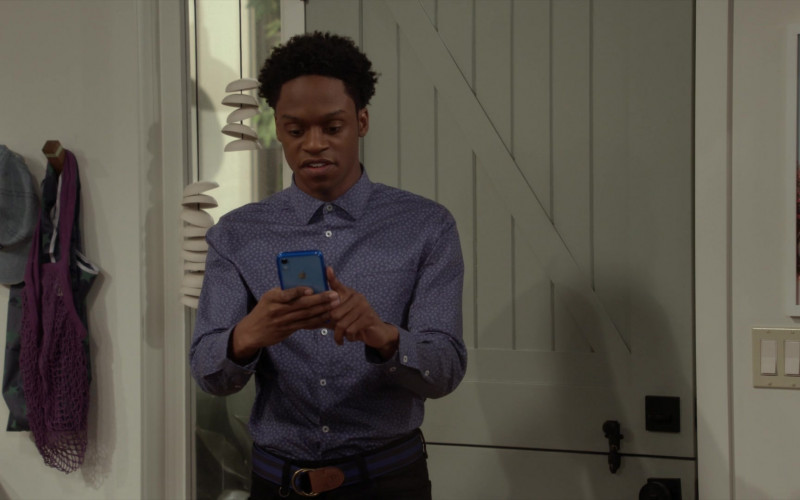 Apple iPhone Smartphone of Austin Crute as Lane in Call Your Mother S01E09 One Bad Mother (2021)