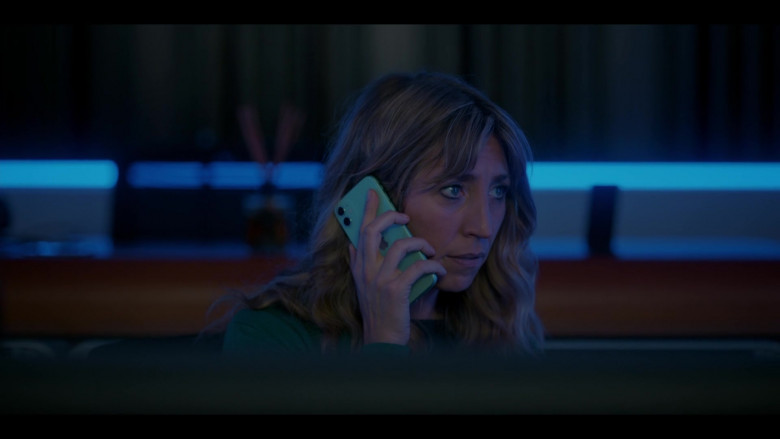 Apple iPhone Smartphone of Daisy Haggard as Ally in Breeders S02E07 (2)