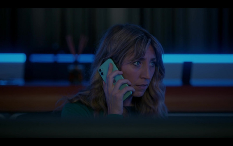 Apple iPhone Smartphone of Daisy Haggard as Ally in Breeders S02E07 (2)