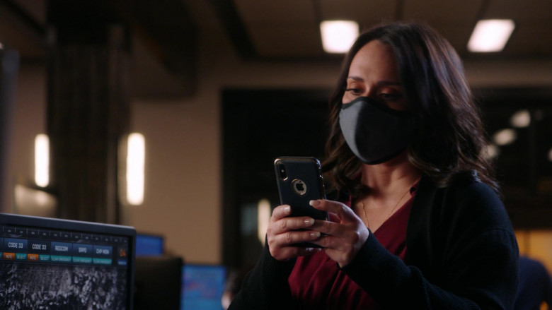 Apple iPhone Smartphone of Jennifer Love Hewitt as Maddie Buckley in 9-1-1 S04E09 Blindsided (2021)