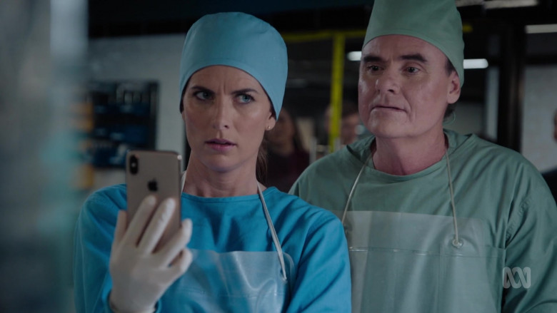 Apple iPhone Smartphone of Jolene Anderson as Dr. Grace Molyneux in Harrow S03E10 Ab Initio 2 (2021)