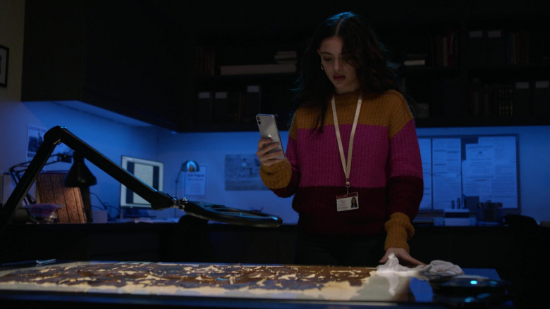 Apple iPhone Smartphone of Luna Blaise as Olive Stone in Manifest S03E06 Graveyard Spiral (2021)