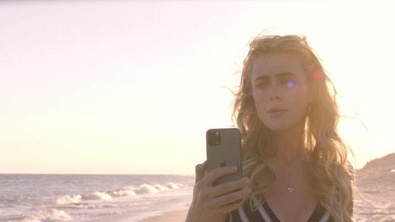 Apple iPhone Smartphone of Melissa Roxburgh as Michaela Stone in Manifest S03E01 TV Show (1)