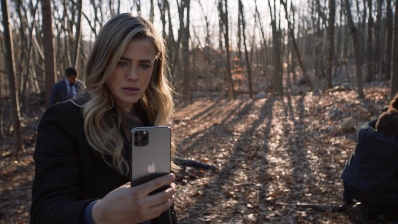 Apple iPhone Smartphone of Melissa Roxburgh as Michaela Stone in Manifest S03E06 Graveyard Spiral (2021)