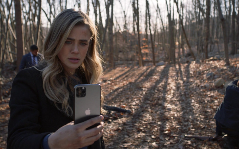 Apple iPhone Smartphone of Melissa Roxburgh as Michaela Stone in Manifest S03E06 Graveyard Spiral (2021)