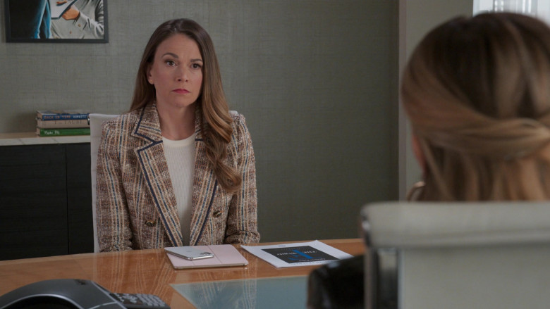 Apple iPhone Smartphone of Sutton Foster as Liza Miller in Younger S07E05 (1)