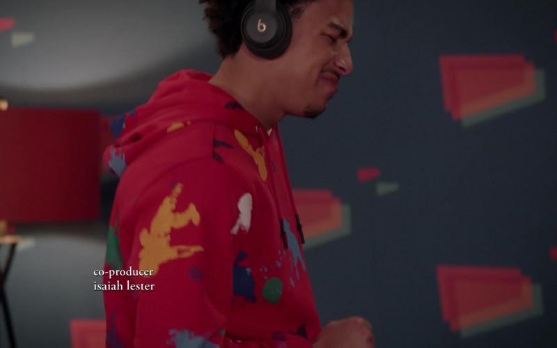 Beats Wireless Headphones of Marcus Scribner as Andre Johnson, Jr. in Black-ish S07E17 (1)