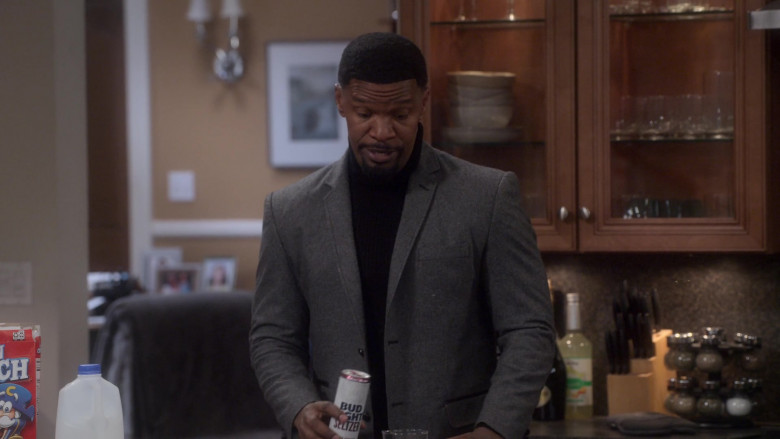 Bud Light Seltzer Enjoyed by Jamie Foxx as Brian Dixon in Dad Stop Embarrassing Me! S01E08 TV Show (2)