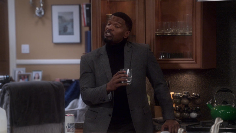 Bud Light Seltzer Enjoyed by Jamie Foxx as Brian Dixon in Dad Stop Embarrassing Me! S01E08 TV Show (3)