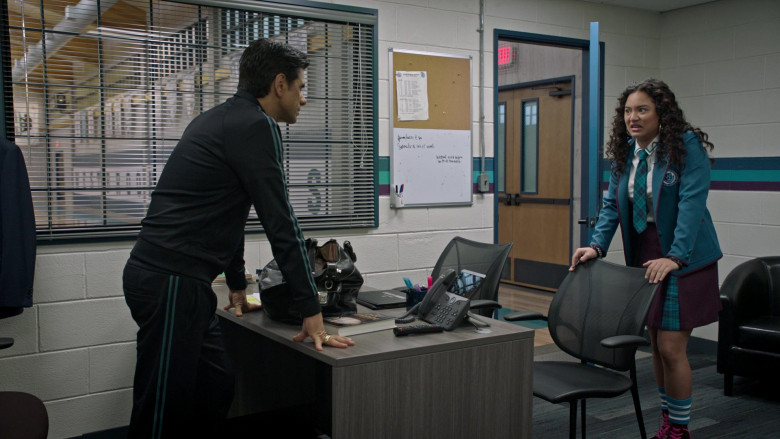 Cisco Telephone of John Stamos as Marvyn Korn in Big Shot S01E01 (2)