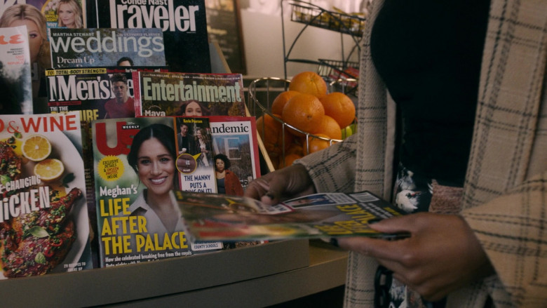 Conde Nast Traveler, Entertainment Weekly & Us Weekly Magazine in This Is Us S05E12 Both Things Can Be True (2021)