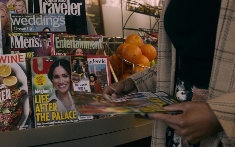 Conde Nast Traveler, Entertainment Weekly & Us Weekly Magazine in This Is Us S05E12 Both Things Can Be True (2021)