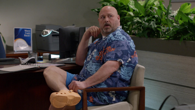 Crocs Clogs of Will Sasso as Andy in Mom S08E16 (1)