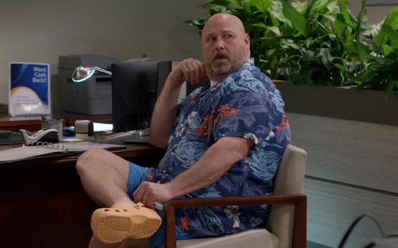 Crocs Clogs of Will Sasso as Andy in Mom S08E16 (1)