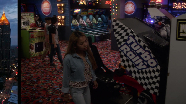 Dave & Buster's Arcade Games and Restaurant in Dad Stop Embarrassing Me! S01E04 (1)