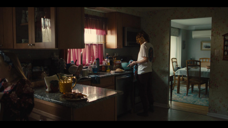Dawn Dish Soap Ultra Dishwashing Liquid and Aunt Jemima in Mare of Easttown S01E02 Fathers (2021)