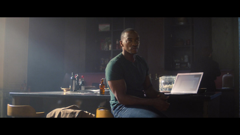 Dell Laptop of Anthony Mackie as Sam Wilson in The Falcon and The Winter Soldier S01E04 (1)