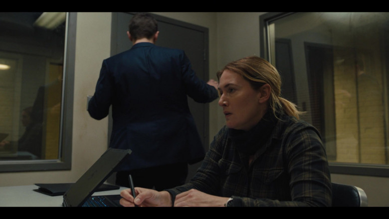Dell Laptop of Kate Winslet as Det. Mare Sheehan in Mare of Easttown S01E02 (3)