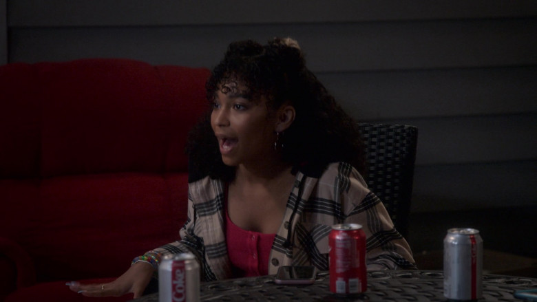 Diet Coke and Coca-Cola Drinks in Dad Stop Embarrassing Me! S01E04 (2)