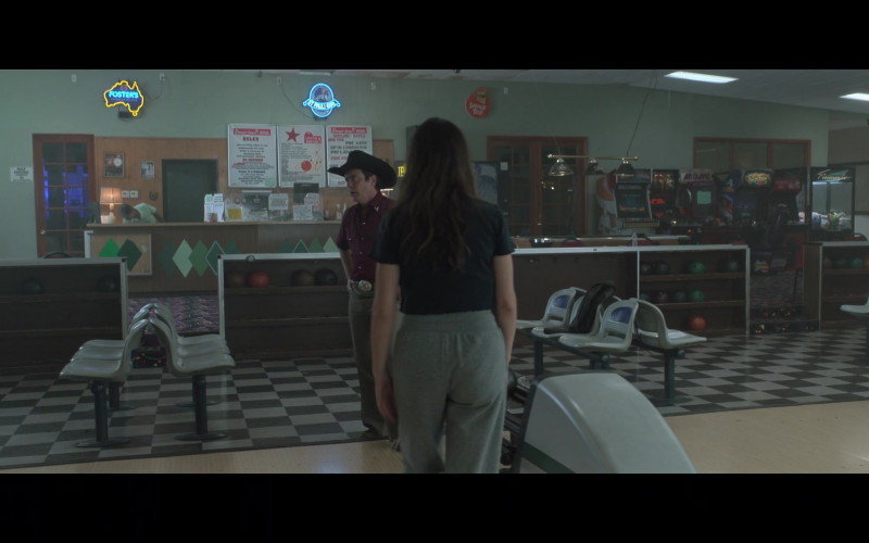 Foster’s, St. Pauli Girl & Shock Top Sign in Made For Love S01E05 (1)