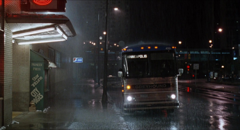 Greyhound Bus in D2 The Mighty Ducks (1)