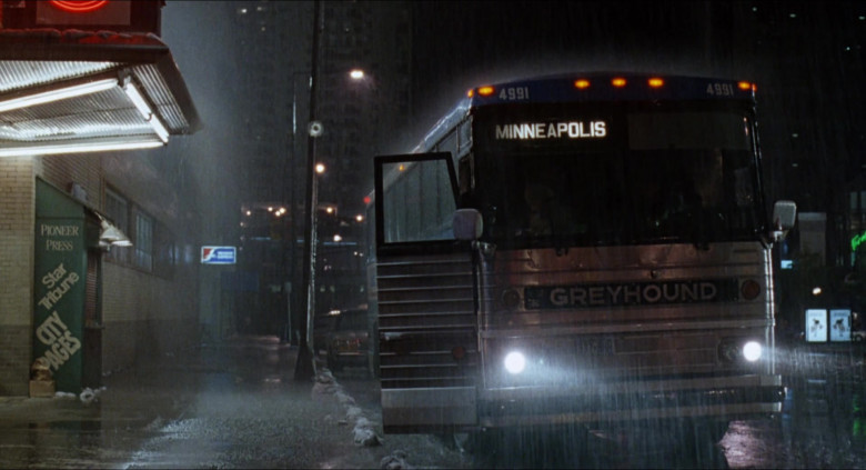 Greyhound Bus in D2 The Mighty Ducks (2)