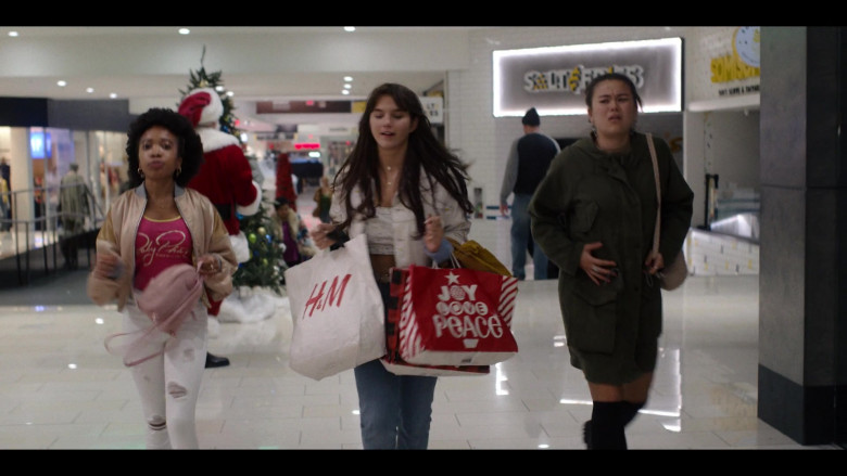 H&M Store Paper Bag in Generation S01E08 TV Show