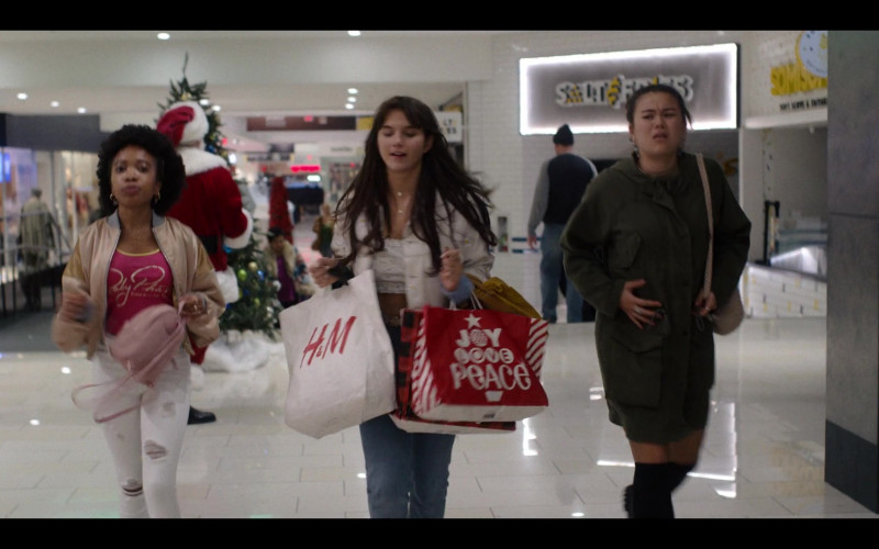H&M Store Paper Bag in Generation S01E08 TV Show