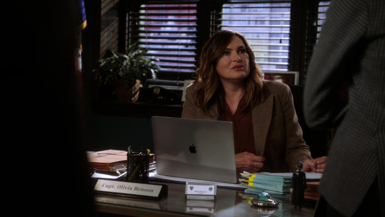 Mariska Hargitay and Apple MacBook Pro Laptop in Law & Order Special Victims Unit S22E09 TV Show (1)