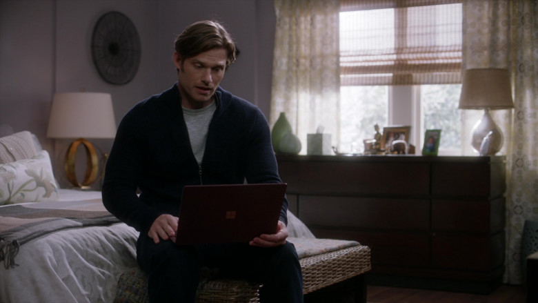 Microsoft Surface Laptops in Grey's Anatomy S17E13 TV Show (1)