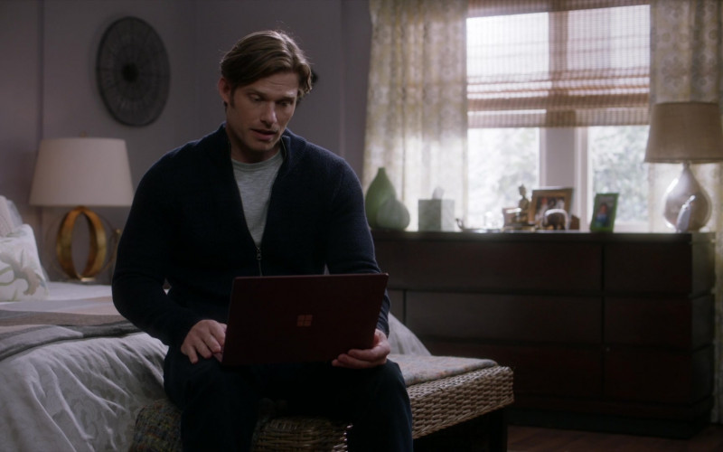 Microsoft Surface Laptops in Grey's Anatomy S17E13 TV Show (1)