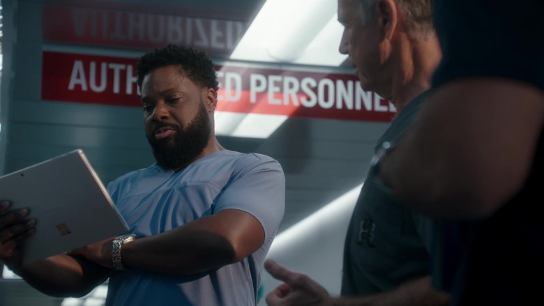 Microsoft Surface Tablet of Malcolm-Jamal Warner as Andre Jeremiah in The Resident S04E11 After the Storm (2021)