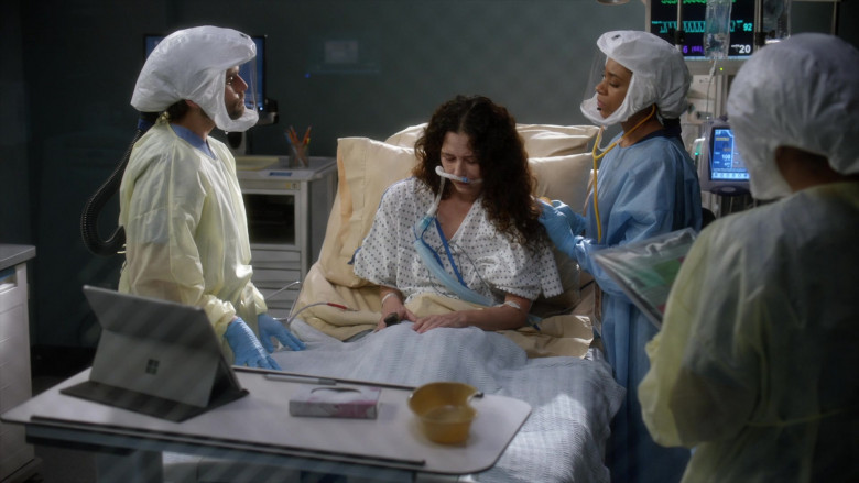 Microsoft Surface Tablets Used by Doctors in Grey’s Anatomy S17E10 TV Show (1)