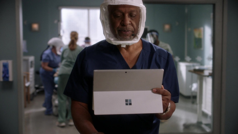 Microsoft Surface Tablets in Grey's Anatomy S17E11 (1)