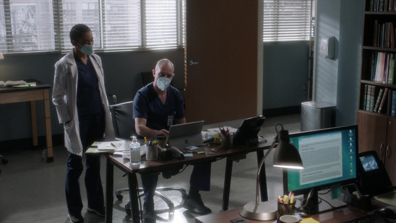 Microsoft Surface Tablets in Grey's Anatomy S17E11 (3)