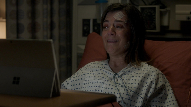 Microsoft Surface Tablets in Grey’s Anatomy S17E11 (4)