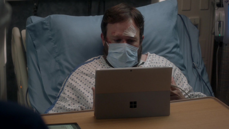 Microsoft Surface Tablets in Grey’s Anatomy S17E11 (5)