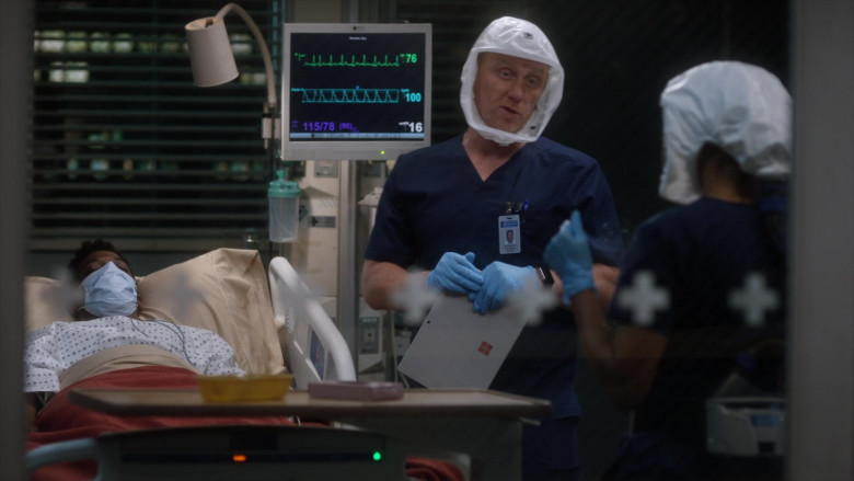 Microsoft Surface Tablets in Grey’s Anatomy S17E12 TV Show 2021 (4)