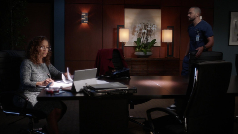 Microsoft Surface Tablets in Grey’s Anatomy S17E12 TV Show 2021 (5)