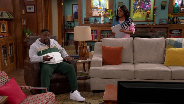 Nike Air Force 1 All-White Sneakers of Cedric the Entertainer as Calvin in The Neighborhood S03E13 Welcome to the Art Class (202