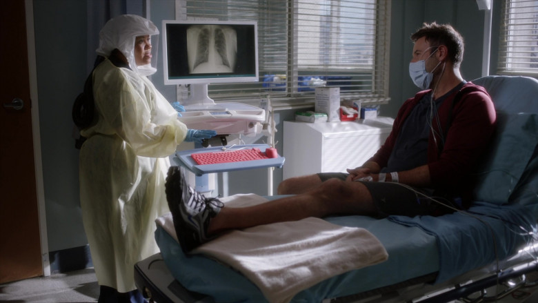 Nike Air Max VG-R Men’s Sneakers in Grey’s Anatomy S17E12 Sign O’ the Times (2021)