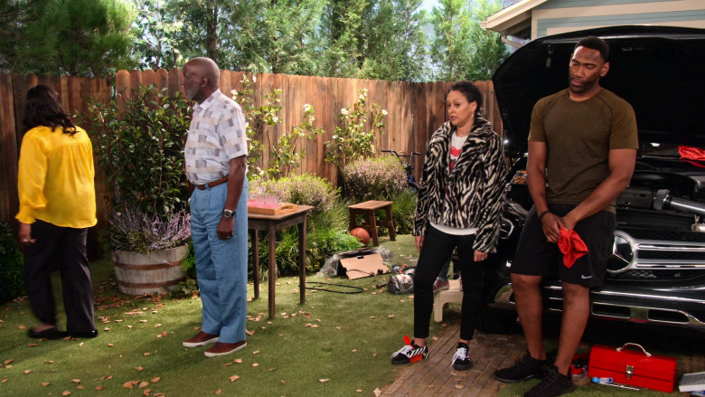 Off-White Women's Sneakers of Tia Mowry as Cocoa McKellan in Family Reunion S03E02 