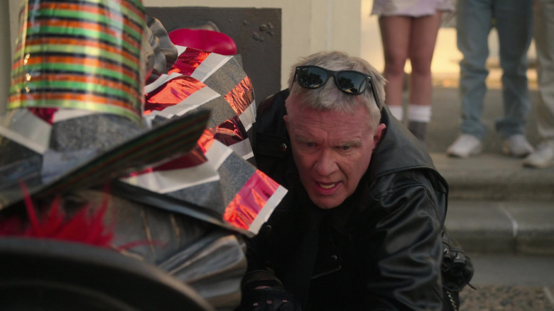 Ray-Ban Wayfarer Sunglasses of Anthony Michael Hall as Mr. Perott in The Goldbergs S08E19 (2)