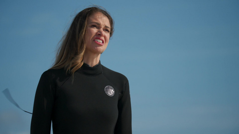 Rip Curl Surfing Wetsuit of Sutton Foster as Liza Miller in Younger S07E04 TV Show 2021 (1)